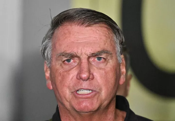 Pasado un período de tiempo se evaluará nuevamente la situación médica del expresidente Jair Bolsonaro, y determinar si terminará su condena en prisión. Foto. Archivo