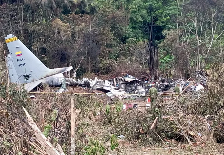 El accidente de un avión Hércules C-130 de la Fuerza Aérea Colombiana (FAC) en la ciudad amazónica de Puerto Leguízamo, que dejó 68 militares muertos, 57 heridos, dos desaparecidos y una persona ilesa. Foto. EFE