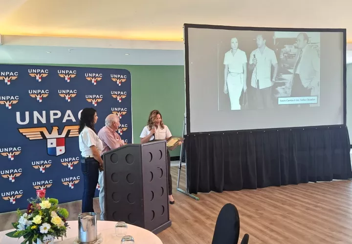 Durante el acto, se hizo entrega a la Unpac de las memorias históricas de la aviación en Panamá,