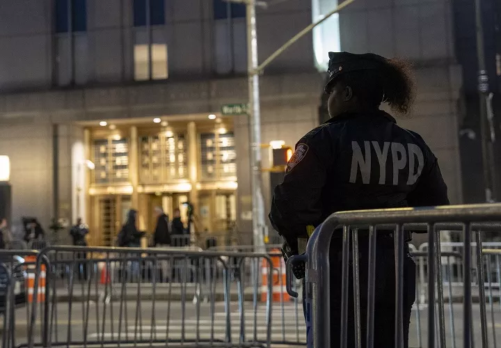 Desde primeras horas se estableció un perímetro de seguridad en las inmediaciones del tribunal donde comparecerán Nicolas Maduro y Cilia Flore. Foto. EFE