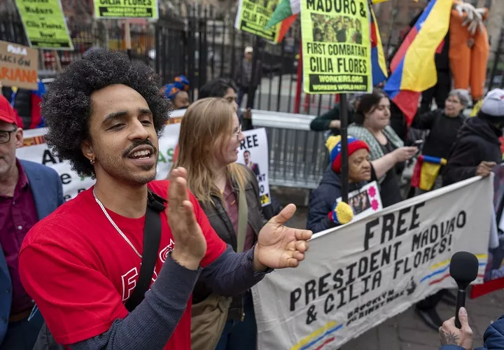 Un grupo de personas a favor de Nicolás Maduro y su esposa Cilia Flores realizan una protesta apoyando al exlíder venezolano. Foto. EFE