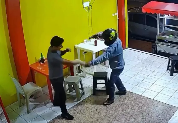 Cafetería en Ecuador: propietario lucha contra ladrón y frustra asalto
