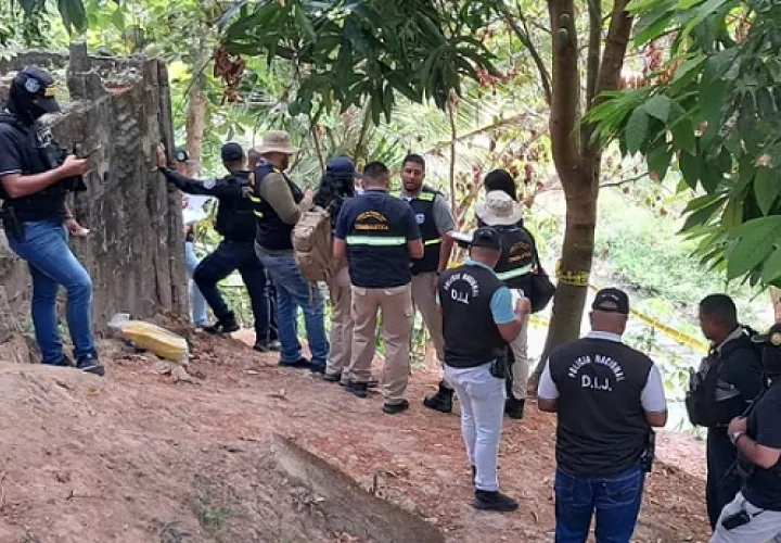 El cadáver quedó tendido en la orilla de un barranco que da a un río del lugar.  /  Foto: Alexander Santamaría
