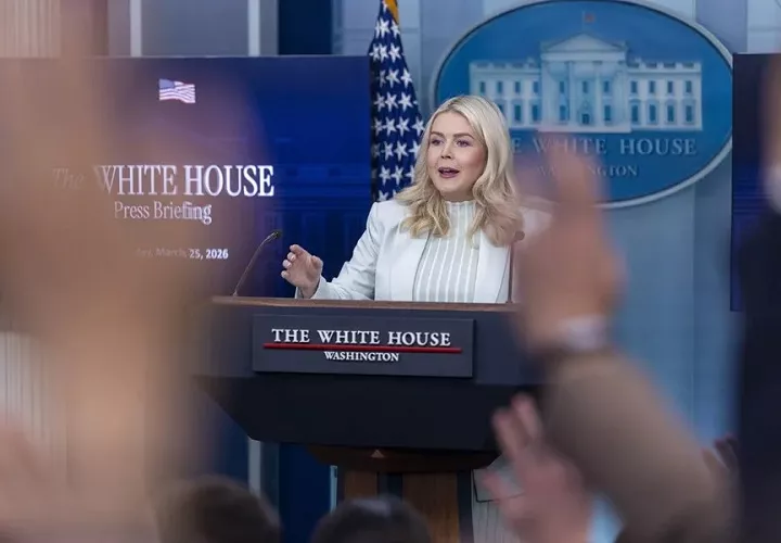 El Comando Central de Estados Unidos (Centcom) informó el sábado del despliegue del buque de ataque anfibio USS Tripoli, con 3.500 efectivos adicionales, "además de aeronaves de transporte y combate, así como unidades anfibias de ataque y tácticas". Foto. EFE