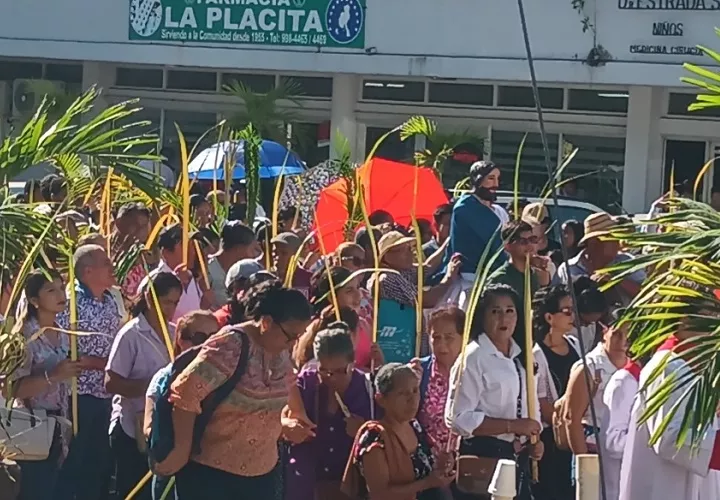 En Santiago, cientos de creyentes se congregaron desde tempranas horas para participar en la tradicional bendición de ramos y la procesión que conmemora la entrada triunfal de Jesús a Jerusalén. Foto. Melquíades Vásquez