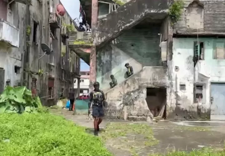 Una ronda policial llegó de forma repentina al lugar, lo que fue aprovechado por los delincuentes para darse a la fuga.