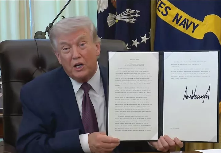 La aprobación de Trump ha caído a un nuevo mínimo del 35 %, según una encuesta de YouGov y The Economist, mientras la mayoría de los ciudadanos expresa su rechazo al conflicto, para el que el presidente se ha visto obligado a apuntar que terminará en “dos o tres semanas”. Foto. EFE