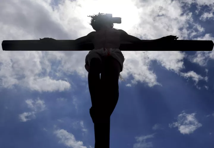  Una persona representa la crucifixión de Jesús durante el viacrusis de Semana Santa este viernes. EFE 