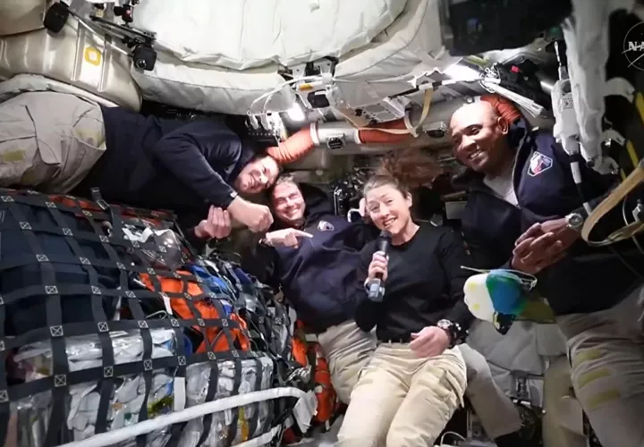 Imagen distribuida por la NASA que muestra a los cuatro astronautas de Artemis II dentro de la nave Orión. EFE