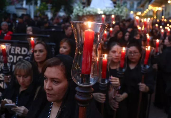 Personas sostienen velas durante una procesión de Semana Santa este viernes, en Ciudad de Panamá (Panamá). Foto: EFE