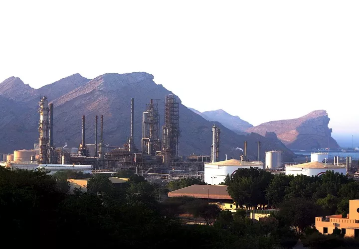 El petróleo Brent llegó a rozar los 120 dólares por barril y en todo marzo acumuló una subida del 63%, su mayor incremento mensual desde al menos 1988, cuando se convirtió en referente del mercado europeo. Foto. EFE