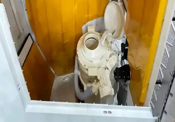 El retrete espacial, que costó 23 millones de dólares, según la NASA, ha dado problemas desde el primer día. Foto. EFE/NASA