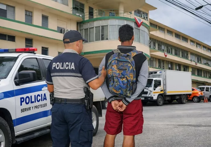 La rápida acción policial permitió la aprehensión del ciudadano extranjero poco después de haber cometido estos delitos.  /  Fotomontaje: IA Copilot