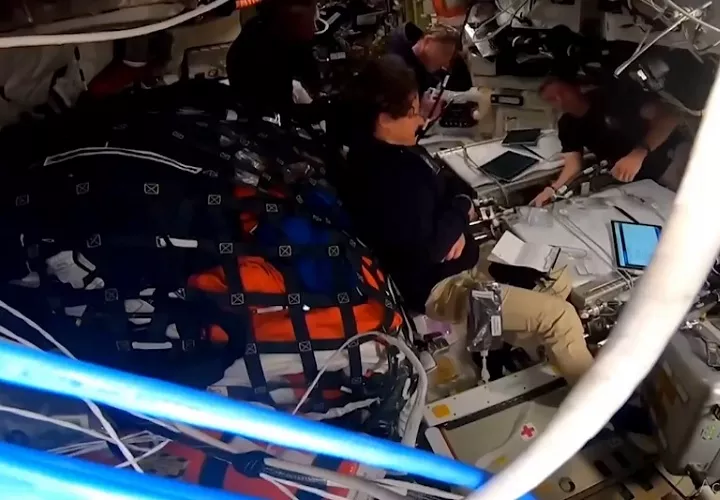 La misión también rompió el récord del mensaje que ha viajado “más lejos” en la historia de la humanidad, pues el director de vuelo de la NASA, Brandon Lloyd. Foto. EFE