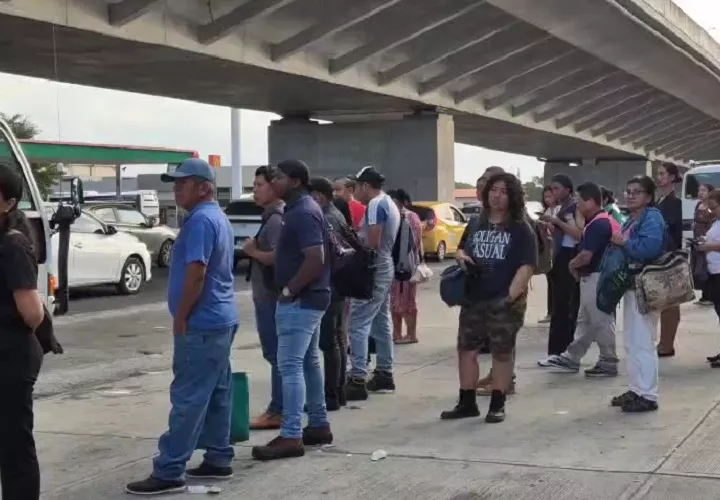 Esta crisis en el transporte suma ya dos semanas, luego de que el costo de los carburantes aumentara, y se agravó a partir del cierre temporal del Puente de Las Américas. Foto. Eric Montenegro