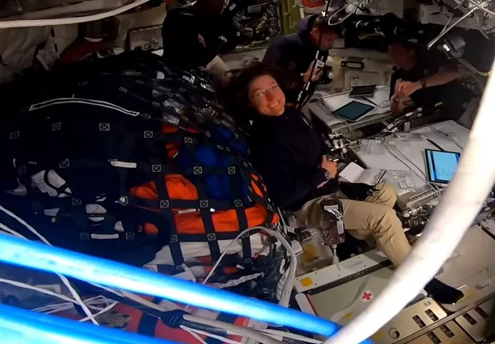 Cuando los astronautas lleguen al océano, médicos ingresarán a la nave para revisarlos y después los llevarán a los helicópteros de la Marina, en orden: primero a Christina Koch, después a Glover, luego al canadiense Jeremy Hansen y, al final, al comandante Wiseman. Foto. EFE