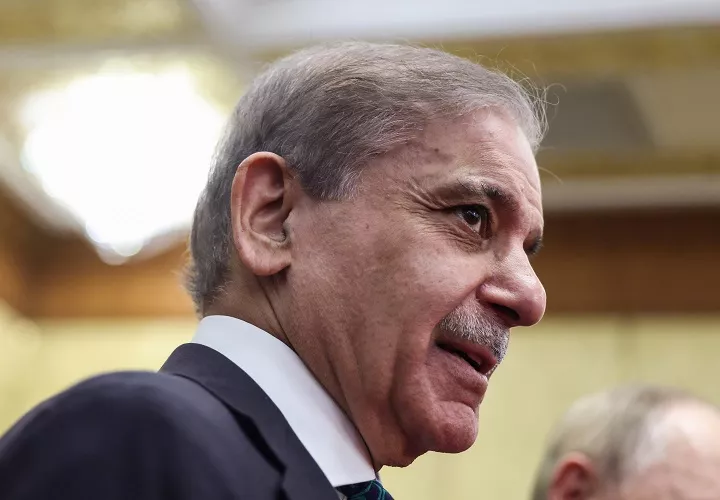 La advertencia de Shehbaz Sharif coincide con el anuncio de Irán sobre una presunta incursión enemiga con un dron avanzado Hermes 900, en la provincia de Fars. Según las fuerzas iraníes, la incursión de cualquier aeronave en su espacio aéreo constituye una violación de la tregua que recibirá una “respuesta firme”. Foto. EFE