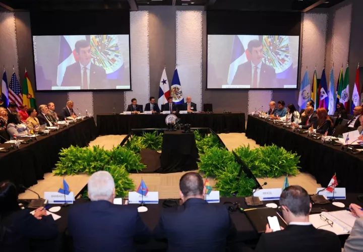 Durante el evento, el viceministro de Relaciones Exteriores, Carlos A. Hoyos, destacó que Panamá protege su territorio mientras aporta a la seguridad global, resaltando que el terrorismo es un fenómeno que requiere una respuesta conjunta y coordinada entre países.