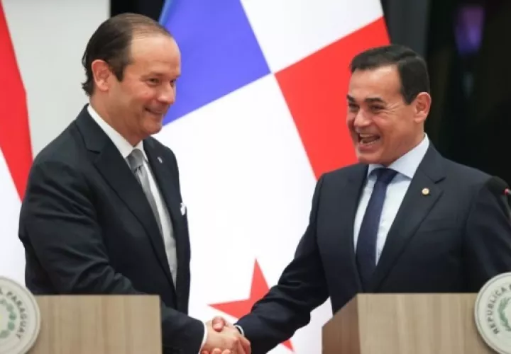 El ministro de Relaciones Exteriores de Paraguay, Rubén Ramírez (d) estrecha la mano de su homologo de Panamá, Javier Martínez-Acha, durante una rueda de prensa este miércoles, en Asunción (Paraguay). Foto: EFE