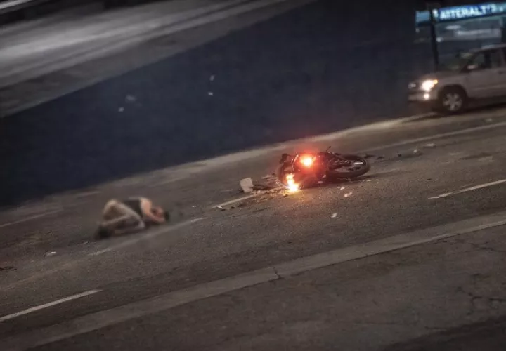El motociclista quedó en medio de la vía, muy mal herido.  /  Imagen generada con IA Copilot
