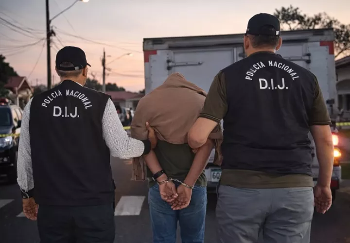 El sospechoso fue aprehendido cuatro días después del hecho.  /  Fotocomposición generada con IA Copilot