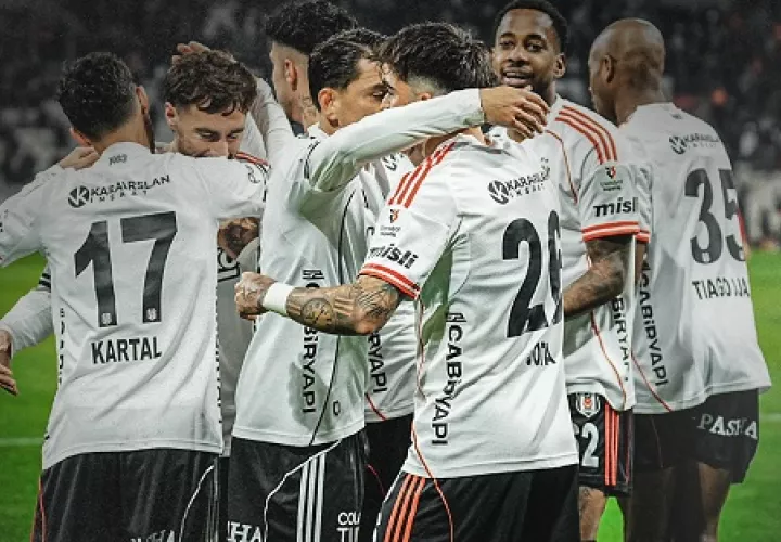 Michael Amir Murillo celebra el triunfo con sus compañeros de equipo. Foto: Besiktas