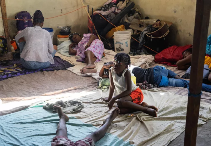 Fotografía del 4 de abril de 2026 que muestra a una familia refugiada mientras descansa en una escuela en Marchand Dessalines. /Foto: EFE