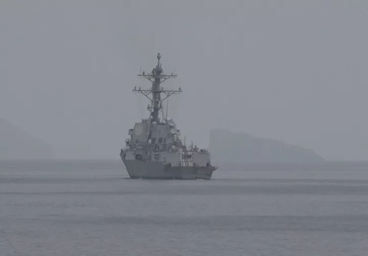 Según el comando estadounidense, los dos destructores —el USS Frank E. Peterson y el USS Michael Murphy— habrían transitado por el estrecho y el golfo Pérsico como parte de una misión para garantizar la seguridad del tráfico marítimo.
