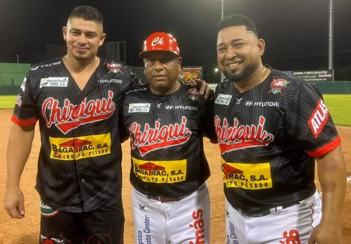 Carlos Xavier Quiroz (izq.) y Jonathan Saavedra (der.) lograron su imparable 800, uniéndose a Rodolfo Aparicio (c) como los peloteros que han llegado a esta cifra. Foto: Fedebeis