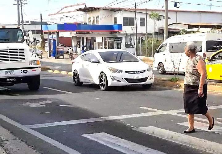 Cruzar la vía sin la señalización adecuada se ha vuelto altamente peligroso, especialmente para adultos mayores. Foto. Thays Domínguez