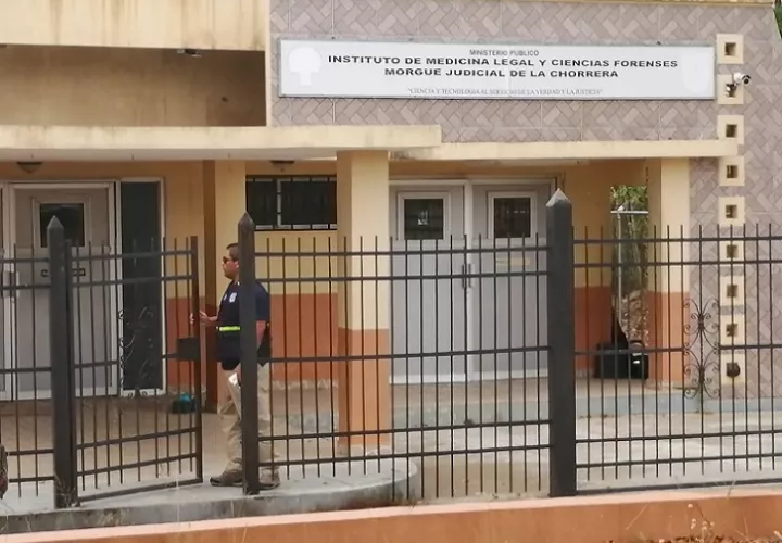 El cadáver fue trasladado a la morgue judicial de Panamá Oeste donde se le practicará el examen de necropsia.  /  Foto: Eric Montenegro