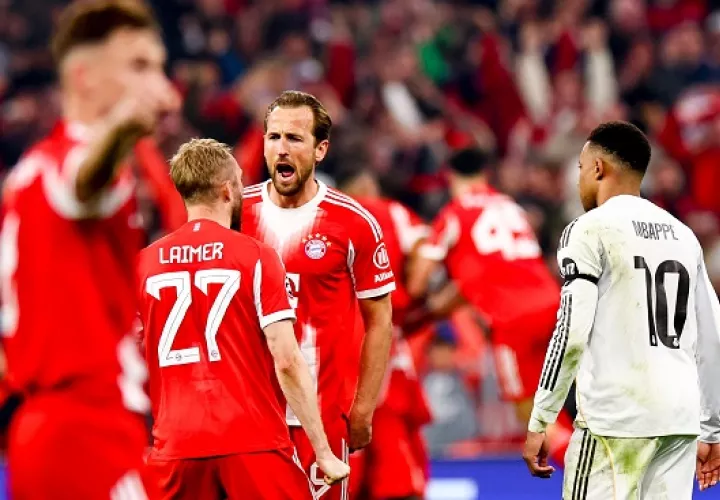 Los jugadores del Bayern Konrad Laimer (C-I) y Harry Kane (C-d) durante el partido de la UEFA Champions League en Múnich, Alemania. Foto: EFE