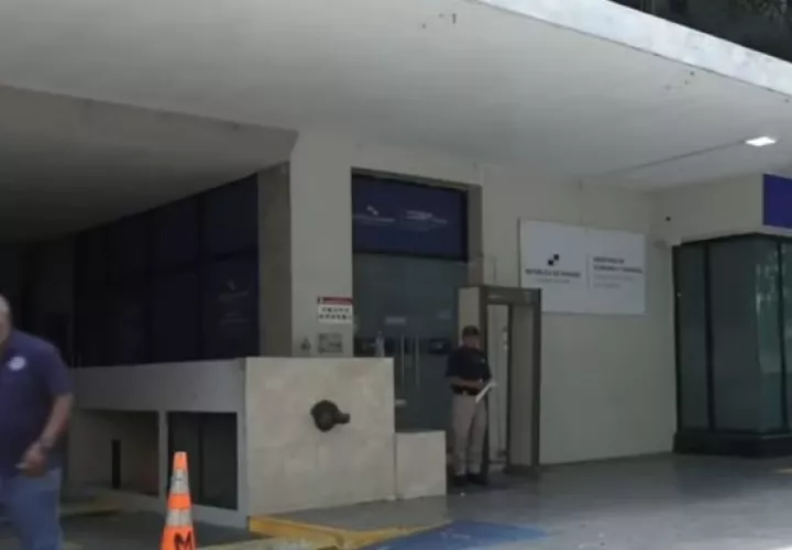 Unidades del Cuerpo de Bomberos y del Ministerio Público llegaron a la DGI donde anoche se registró el accidente laboral. 