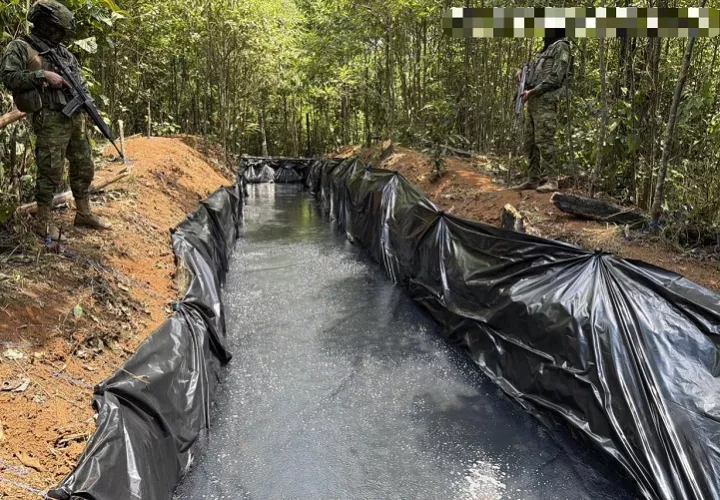  Identifican una piscina con el combustible almacenado, además de un acople clandestino, 3,000 metros de manguera, 10 metros de manguera de alta presión y una válvula de alta presión.  Foto. @FFAAECUADOR