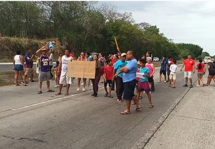 Las protestas continúan, mientras los residentes esperan acciones inmediatas que garanticen el acceso regular al agua potable en estos sectores de la provincia de Veraguas.  Foto. Melquíades Vásquez