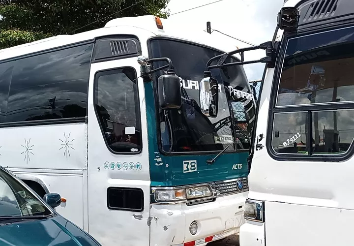 Los transportistas piden que los buses tipo "nevera" por el Puente de las Américas, ya que el recorrido por el Centenario les resulta más caro. Foto. Eric Montenegro