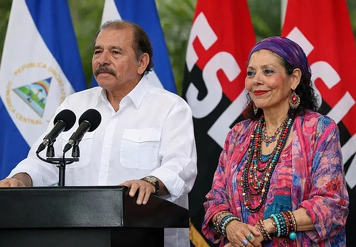 La pareja presidencial de Daniel Ortega y Rosario Murillo, mantienen el control con empresas que explotan oro y ello les permite seguir en el poder. Foto. IA