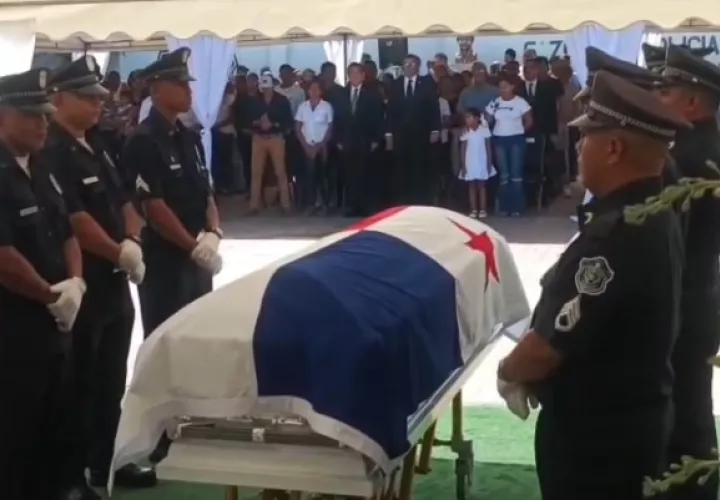 El uniformado fue despedido en su natal Herrera. Sus familiares visiblementente en medio de los jefes de los estamentos de seguridad. 