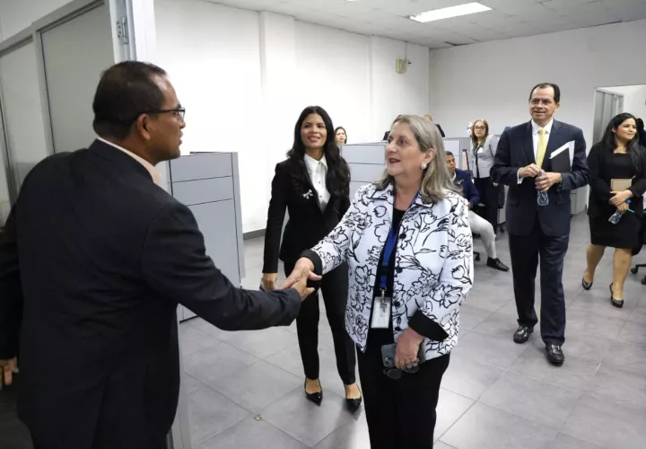 La defensora del Pueblo realizó un recorrido de más de 3 horas para conocer la institución. 