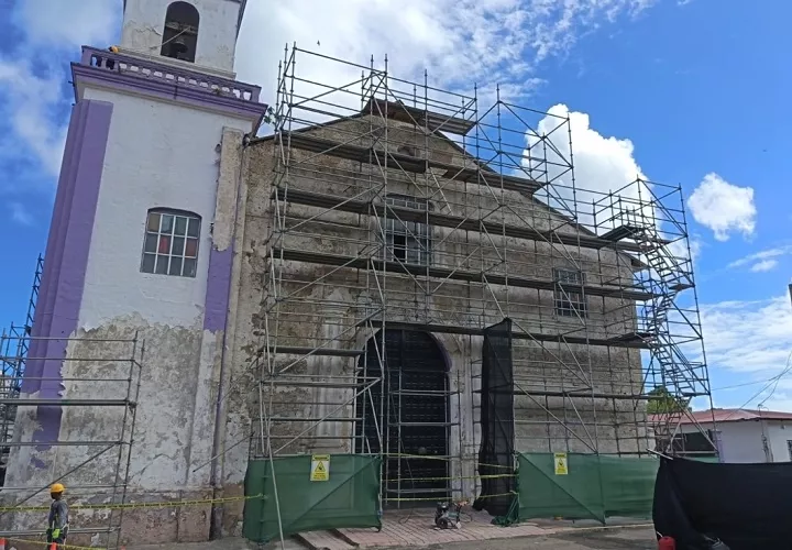 En la Capilla San Juan de Dios avanzan labores estructurales como la instalación de vigas de madera para el techo, tuberías eléctricas soterradas, entre otros trabajos. Foto. Cortesía