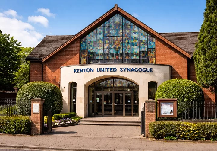 Agentes que realizaban patrullas de vigilancia en la zona observaron daños en una ventana de la sinagoga Kenton United, en el barrio de Harrow (noroeste de la ciudad). Foto. IA