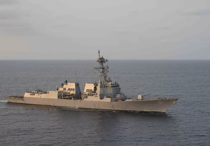 El destructor de misiles guiados USS Pinckney (DDG 91) patrulla aguas regionales en apoyo a las operaciones de bloqueo. El bloqueo ha detenido por completo el comercio económico que entra y sale de Irán por mar. Foto. @CETCOM