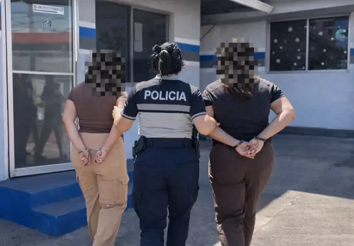 Entre los imputados figuran los dos hombres y las tres mujeres, de nacionalidades venezolana y colombiana.  /  Imagen: PN