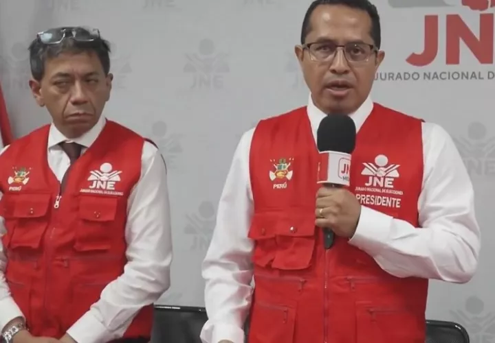 De acuerdo con la información actualizada del JNE, un total de 368 actas han sido enviadas al recuento de votos, de un total de 26.379 actas de sufragio observadas por errores, omisiones o algún tipo de irregularidad. Foto. EFE