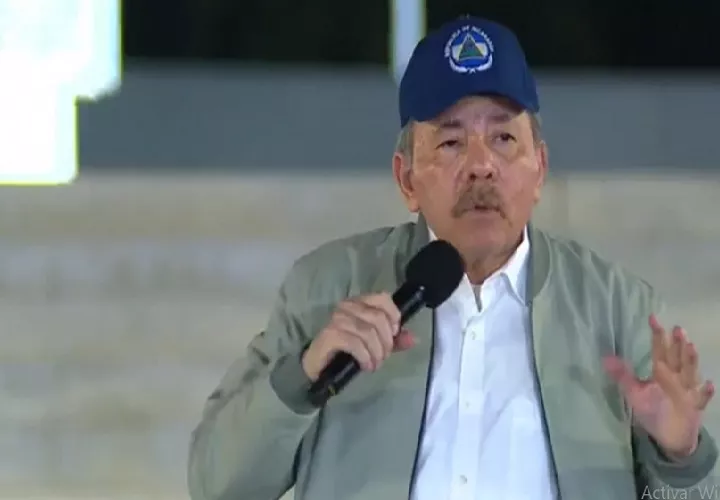 San José, 20 abr (EFE).- El copresidente de Nicaragua, Daniel Ortega, tildó este lunes de "desquiciado mental" al mandatario estadounidense, Donald Trump, contra quien cargó por sancionar a sus hijos, por "secuestrar" al exjefe de Estado venezolano Nicolás Maduro, y amenazar "con desbaratar" a Cuba a través de una operación militar. Foto. Toma de video