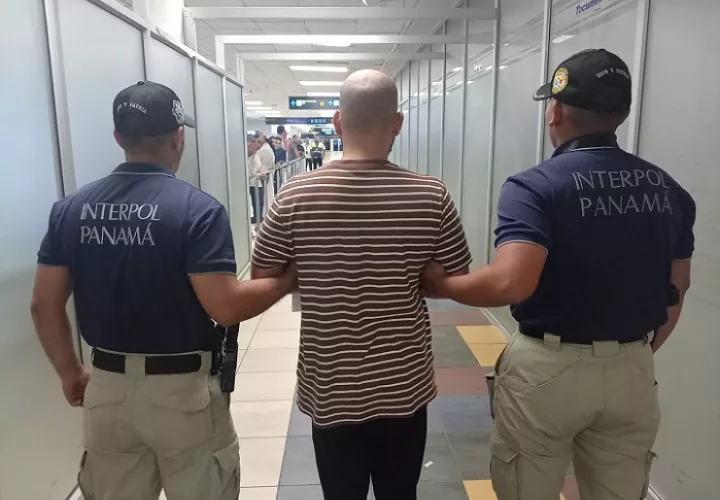 El extranjero fue detenido en el Aeropuerto Internacional de Tocumen.  /  Foto: PN