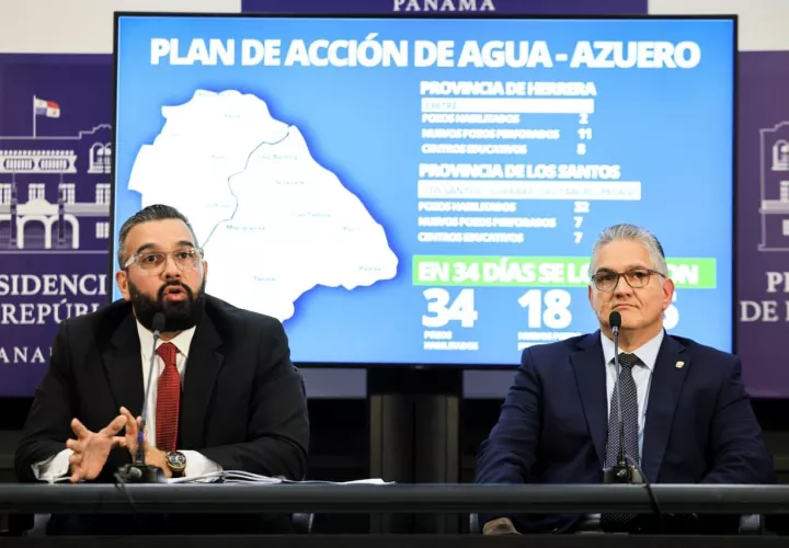 El ministro de la Presidencia, Juan Carlos Orillac, acompañado del secretario ejecutivo del Conades, Antonio Tercero González detallan el Plan Nacional de Agua.