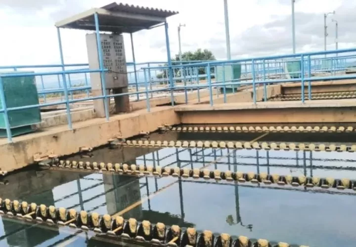 El ministro Fernando Boyd Galindo recalcó que el análisis se centra en el agua que sale de las potabilizadoras, ya que es el punto donde se determina si el líquido es apto o no para el consumo humano.