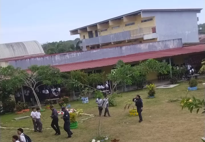 Los acudientes han expresado su temor y añadieron que se abstendrán de enviar mañana a sus hijos a la escuela.  /  Foto: Eric Montenegro