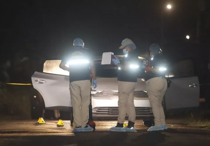 Una de las víctimas murió dentro de la camioneta y la otra quedó tendida en la vía.  /  Foto: Alexander Santamaría